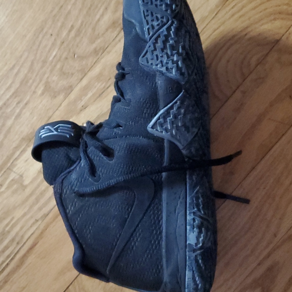 Kids barely worn Kyrie 4's